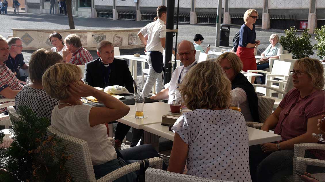 Weihbischof Wilfried Theising und Clemens Lübbers mit einigen Sängerinnen im Straßencafé. | Foto: Ludger Heuer (BMO)