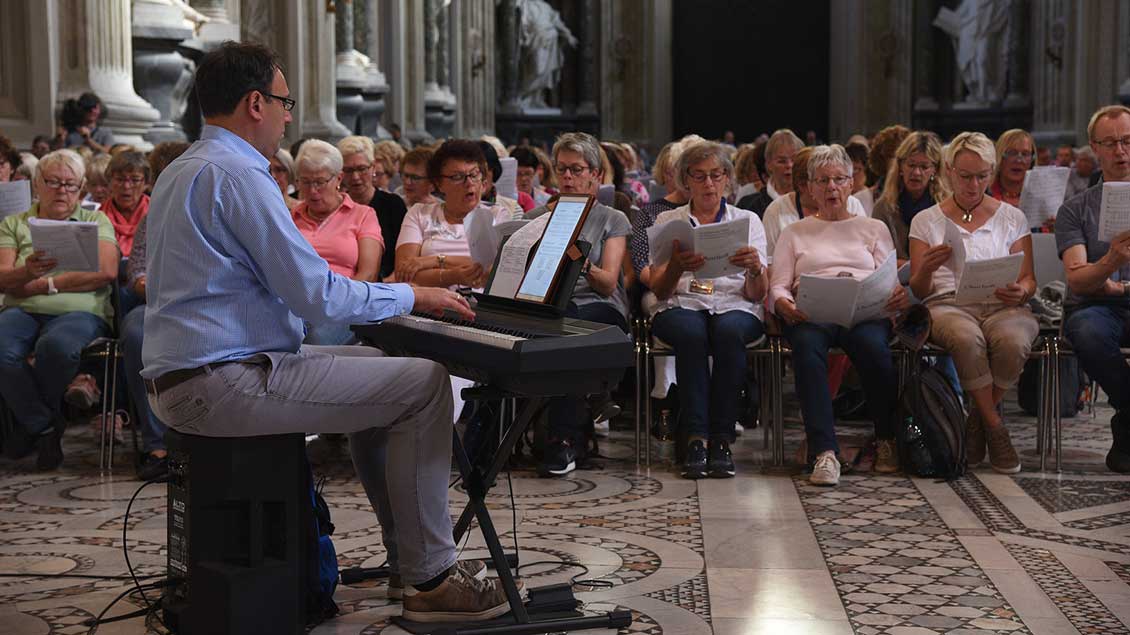 Nikolas Bäumer in der Lateranbasilika am E-Piano. | Foto: Ludger Heuer (BMO)