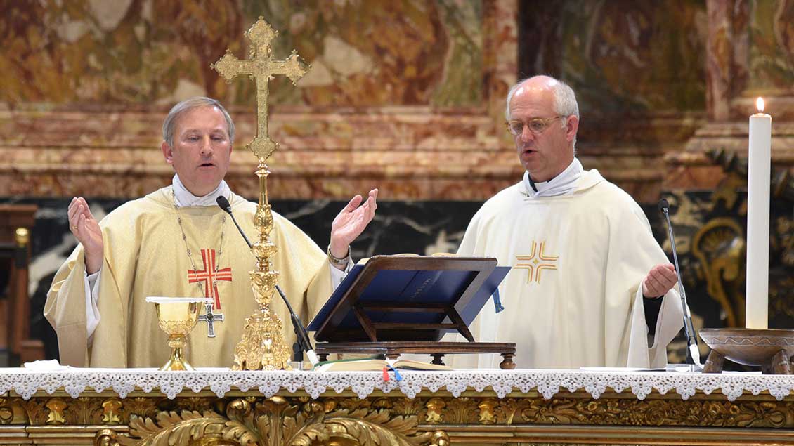 Weihbischof Wilfried Theising und Chorpräses Clemens Lübbers zelebrierten die Messe im Petersdom. | Foto: Ludger Heuer (BMO)