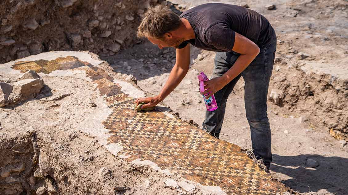 Ein in Doliche ausgegrabenes Mosaik wird gereinigt.
