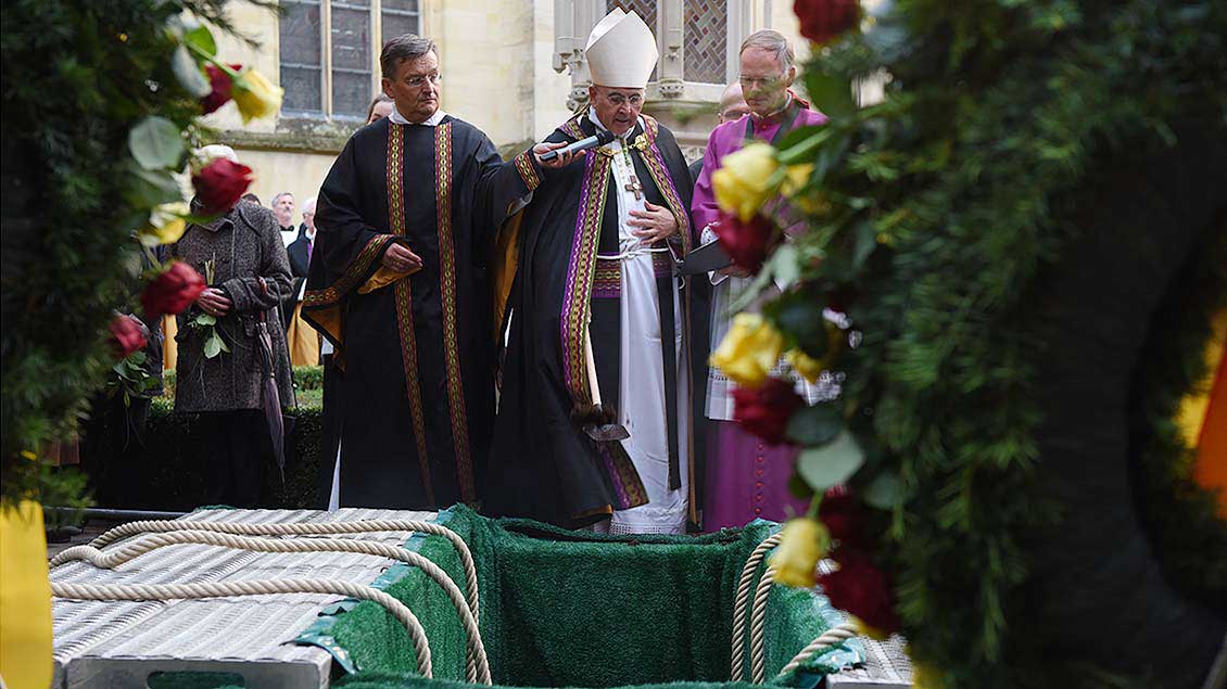 Beisetzung von Weihbischof Friedrich Ostermann auf dem Domherrenfriedhof am Paulusdom in Münster. | Foto: Michael Bönte