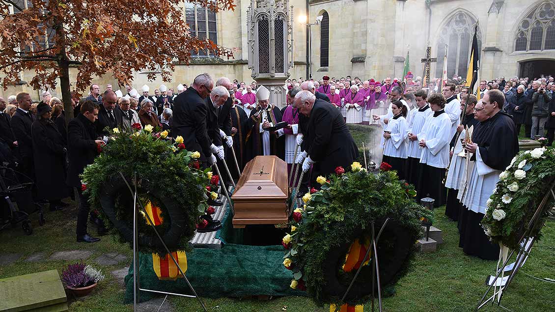 Beisetzung von Weihbischof Friedrich Ostermann auf dem Domherrenfriedhof am Paulusdom in Münster. | Foto: Michael Bönte