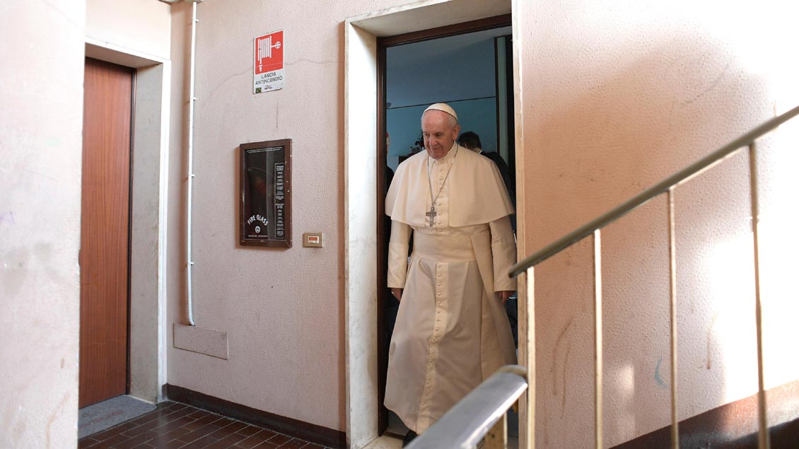 Spontane Besuche bei ganz normalen Leuten hat Papst Franziskus schon öfter unternommen - wie auf unserem Bild eine Familie in Mailand 2017.