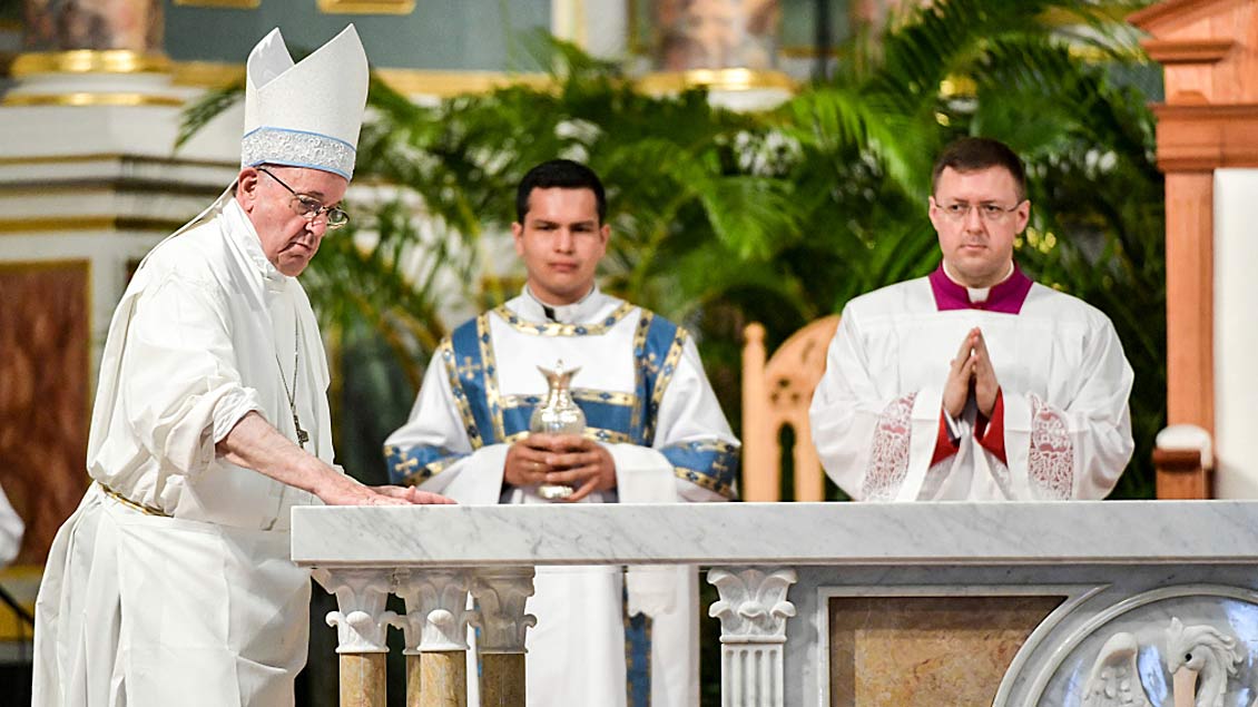 Papst weiht Altar in Panama