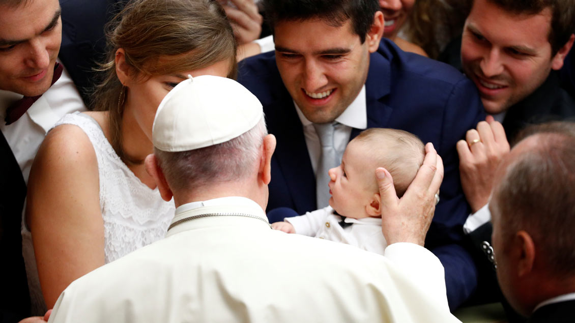 Traditionell tauft Papst Franziskus Kinder am Fest der Taufe Jesu in der Sixtinischen Kapelle. Hier segnet er ein Kind während einer Generalaudienz im August. Foto: Max Rossi (Reuters)