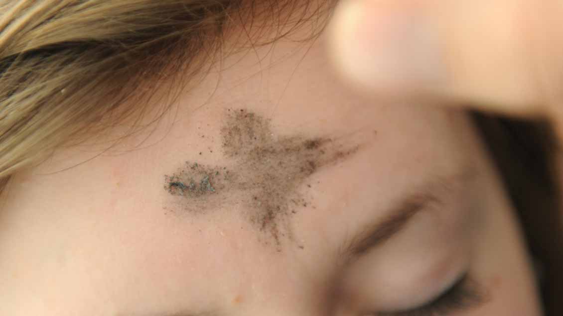 Kreuz aus Asche auf einer Stirn Foto: Michael Bönte