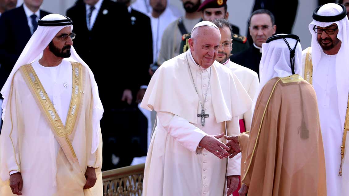 Papst Franziskus wird vor dem Präsidenten-Palast in Abu Dhabi empfangen.