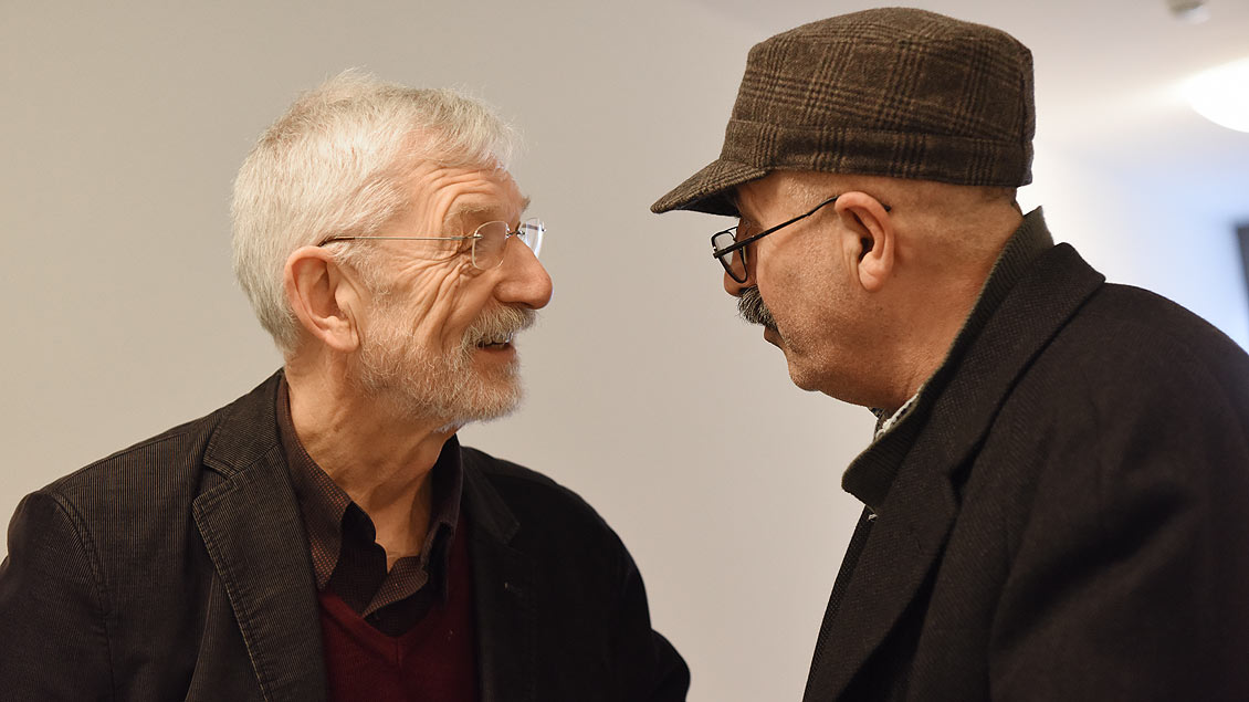 Mieter Akif Özdemir (rechts) im Gespräch mit Bernhard Mülbrecht vom „Förderverein für Wohnhilfen“. | Foto: Michael Bönte