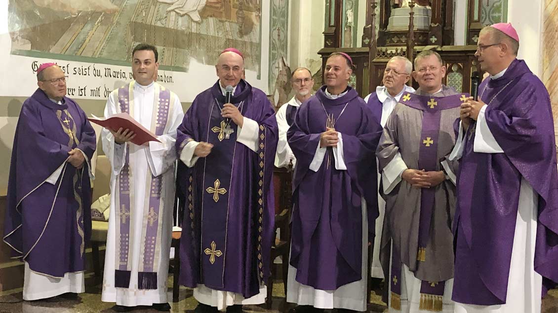 Felix Genn und weitere Bischöfe beim Gottesdienst Foto: Stephan Kronenburg (pbm)