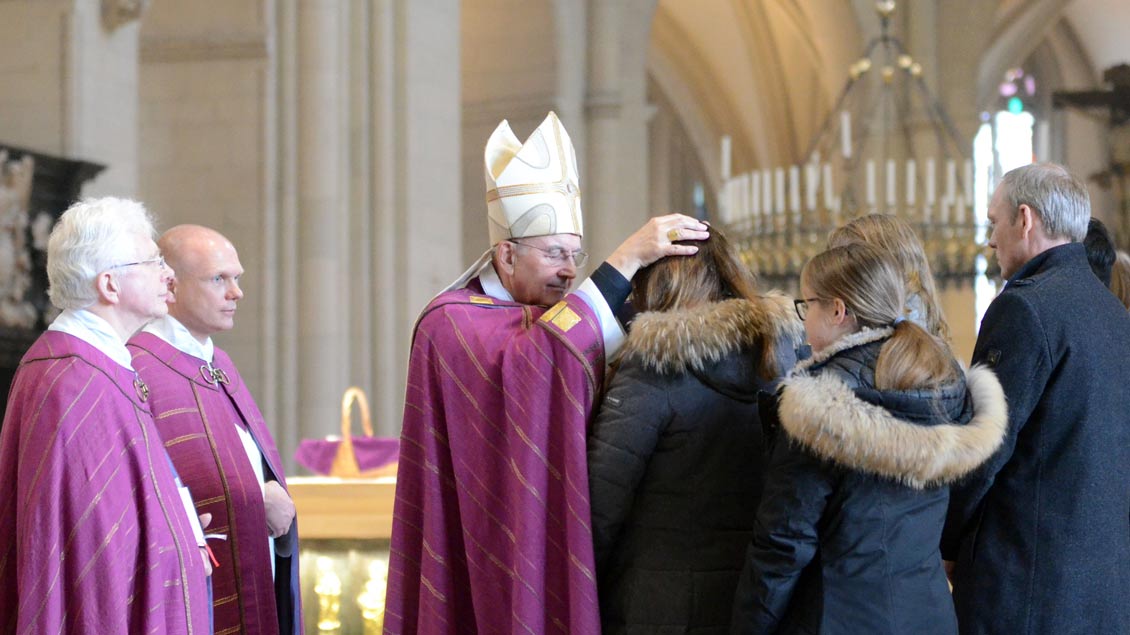 Während der Vesper im Münsteraner Dom segnete Bischof Felix genn die erwachsenen Taufbewerber. Foto: Ann-Christin Ladermann/Bischöfliche Pressestelle