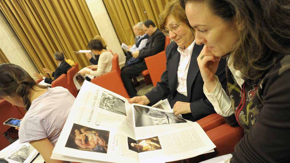Leserinnen bei der Lektüre des vatikanischen Frauen-Magazins "Donne, chiesa, mondo".
