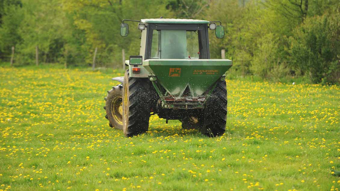 Traktor auf dem Feld Foto: Michael Bönte