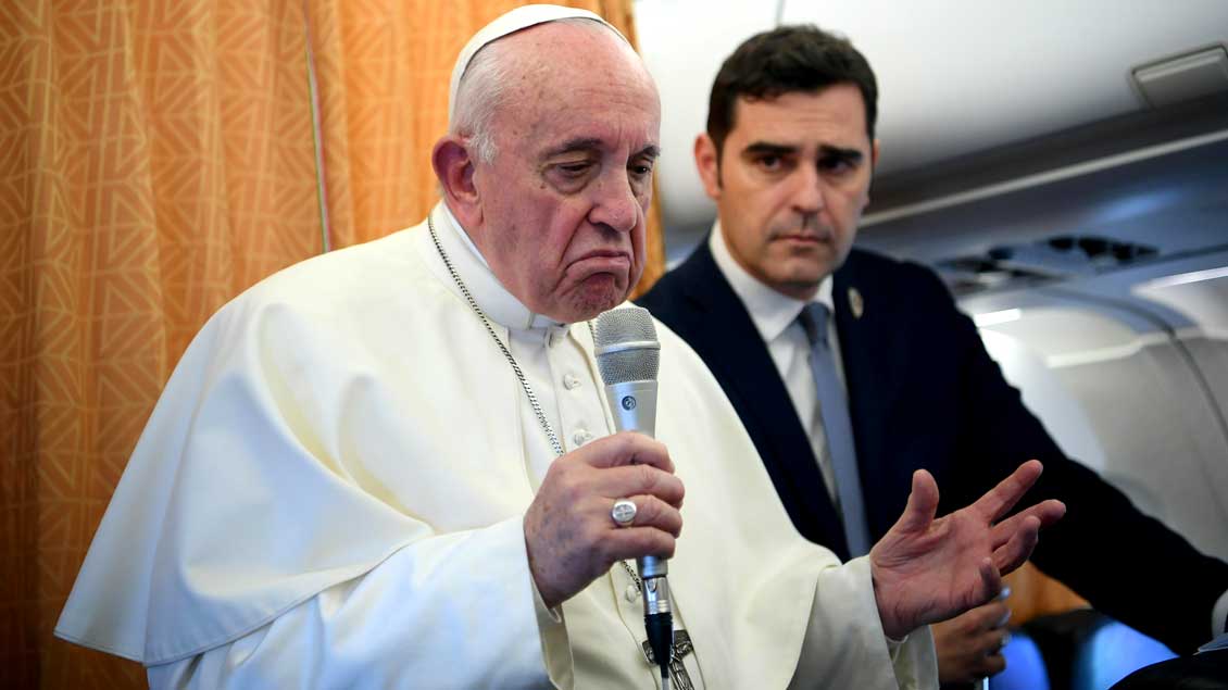 Papst Franziskus während seiner fliegenden Pressekonferenz. Foto: Maurizio Brambatti/Pool (Reuters)
