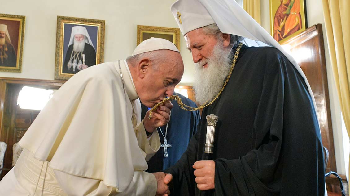 Papst Franziskus küsst das Brustkreuz des Patriarchen.