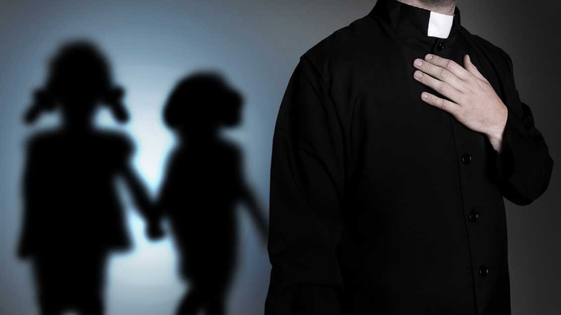 Schatten von zwei Kindern neben einem anonymen Priester