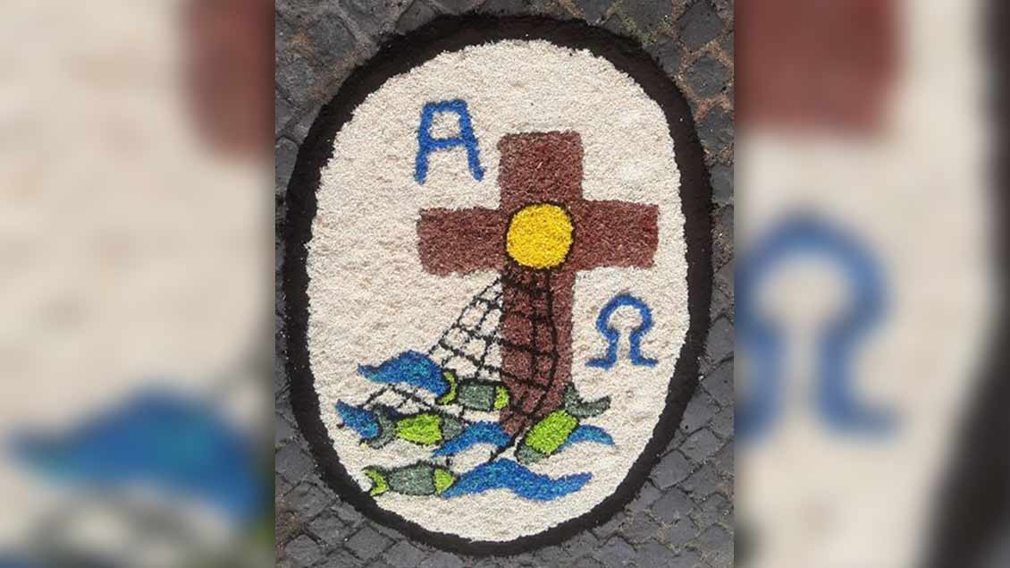 Ein „Blumenteppich“ unter anderem aus Erde und Holzspänen lag auf dem Prozessionsweg der Pfarrei St. Josef in Moers. | Foto: Michaela Damme