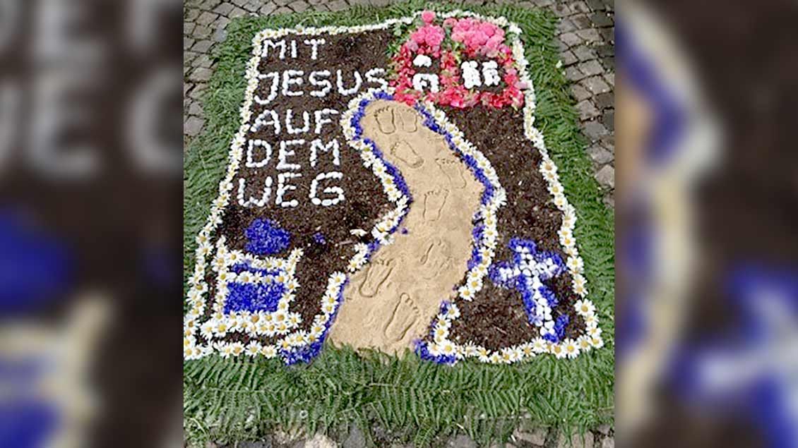 Bereits am vergangenen Samstag war die „Vohrener Kuhprozession“ in der Nähe von Warendorf. Kommunionkinder gestalteten hierfür einen Blumenteppich. | Foto: Peter Lenfers