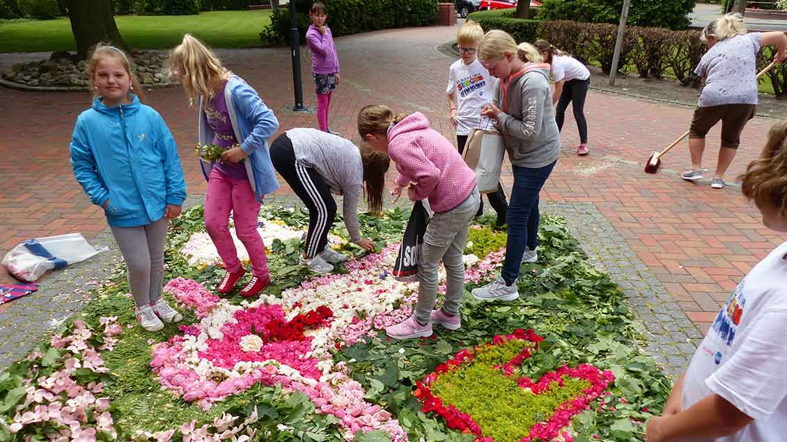 Schülerinnen und Schülern der Katholischen „Overbergschule“ legten am Morgen dem Blumenteppich … | Foto: Franz Josef Scheeben