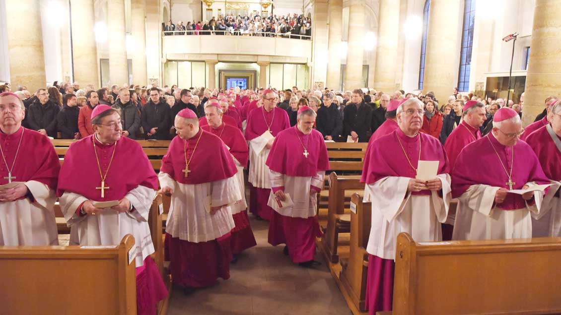 Einzug der Bischöfe zum Gottesdienst bei der Vollversammlung in Lingen