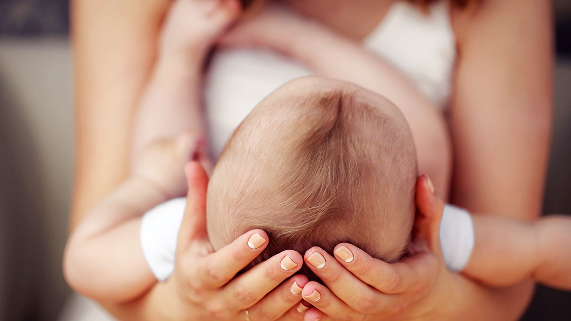 Eine Mutter hält ihr Baby in den Händen Foto:HTeam (Shutterstock)
