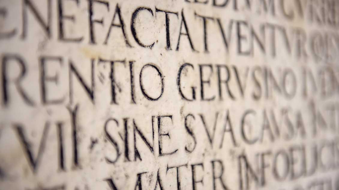 Lateinische Inschrift Foto: Stefano Pellicciari (Shutterstock)