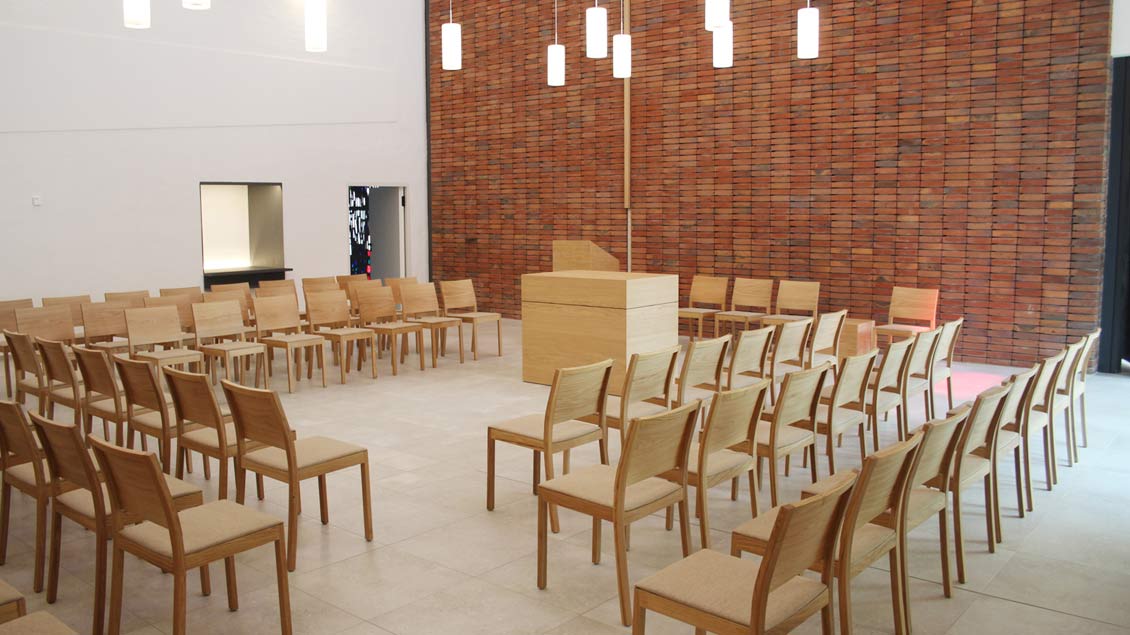 Der neue Kapellenraum ist hell eingerichtet und bietet Stühle als Sitzgelegenheit. Foto: Johannes Bernard