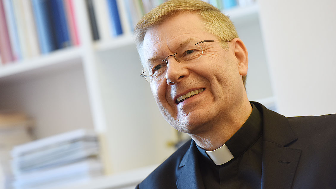 Weihbischof Stefan Zekorn lacht während des Interviews.