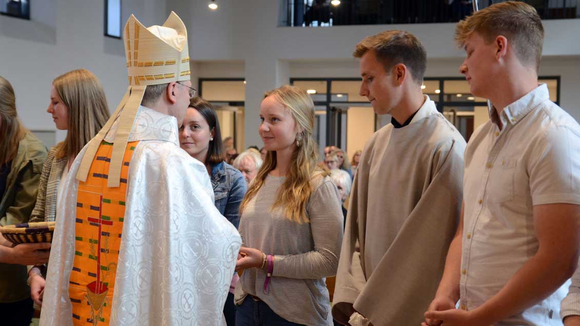 Weihbischof Zekorn überreichte jungen Freiwilligen Holzkreuze