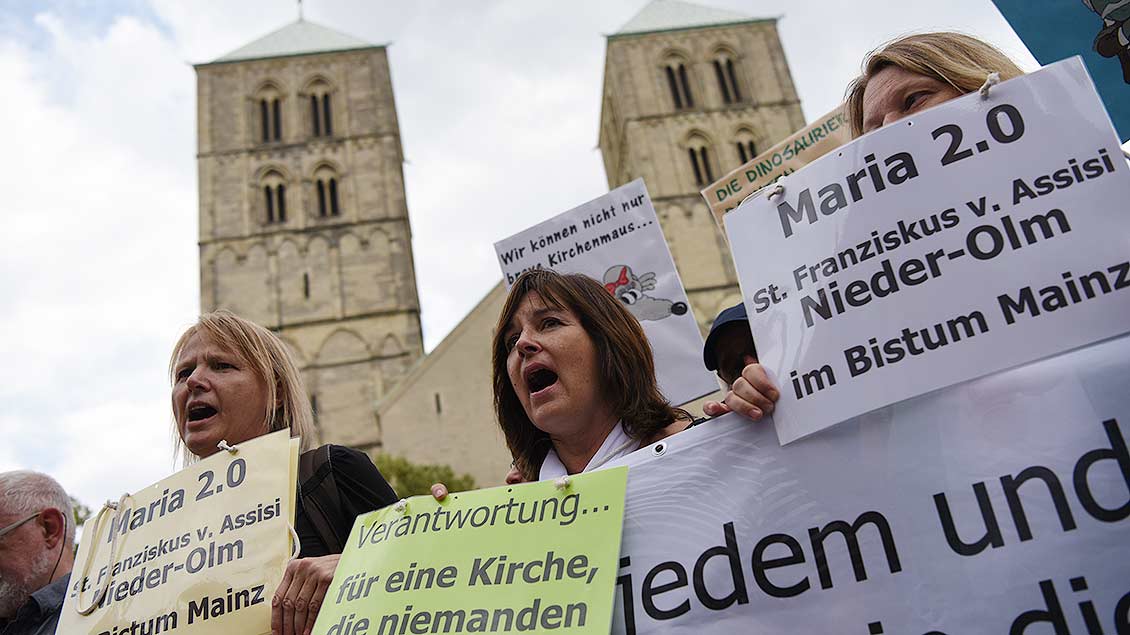 1000 Frauen und Männer demonstrieren in Münster für Gleichberechtigung von Frauen in der Kirche. | Foto: Michael Bönte