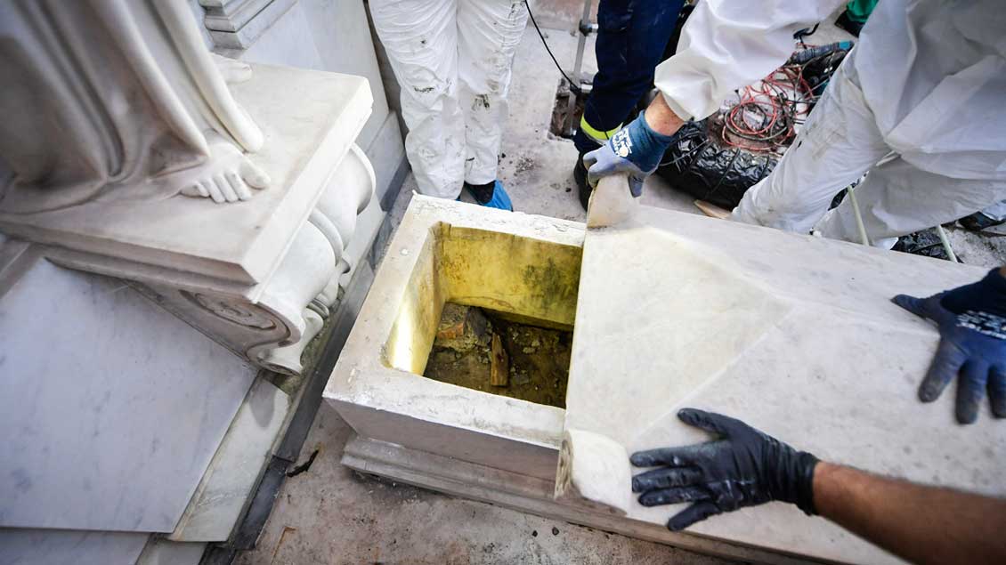 Experten öffnen ein Grab im Vatikan Foto: Vatican Media (KNA)