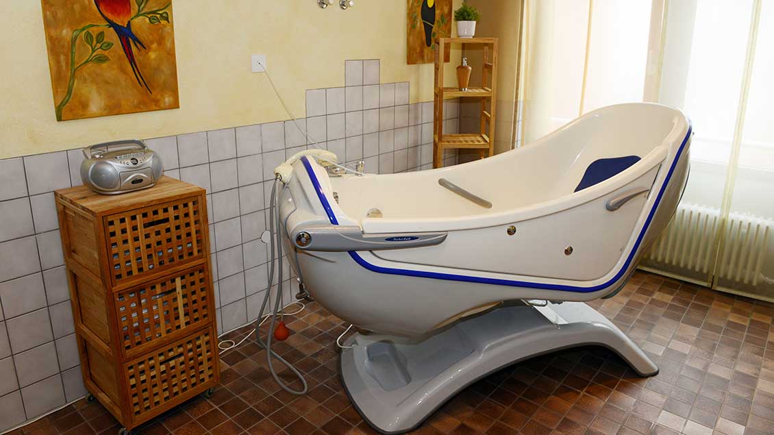 Eine behindertengerechte Badewanne im Altenheim.