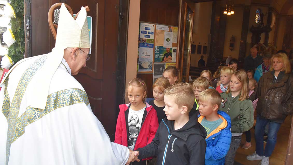 Bischof Genn begrüßte nach dem Gottesdienst alle Teilnehmer mit Handschlag. 