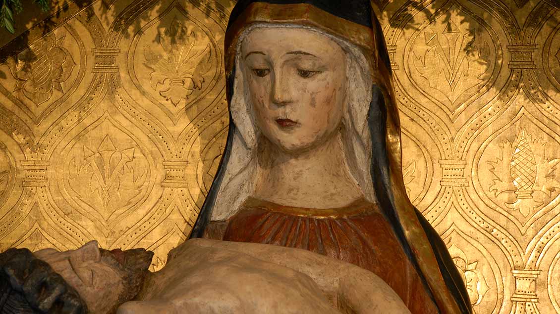 Die Herkunft des Bildes "Maria – Mutter der sieben Schmerzen" ist unbekannt. Es ist aus Eichenholz geschnitzt und 1,11 Meter hoch. | Foto: Michael Bönte