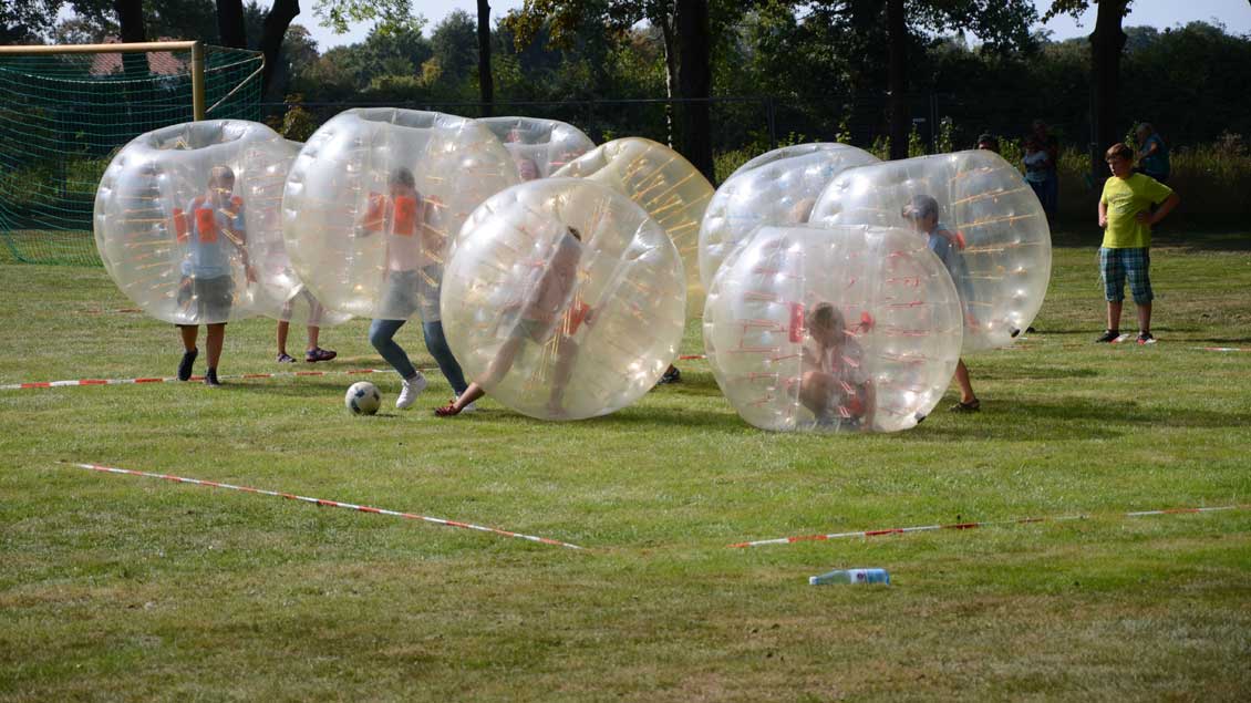Große "Bubbles" machten das Fußballspielen etwas schwieriger.
