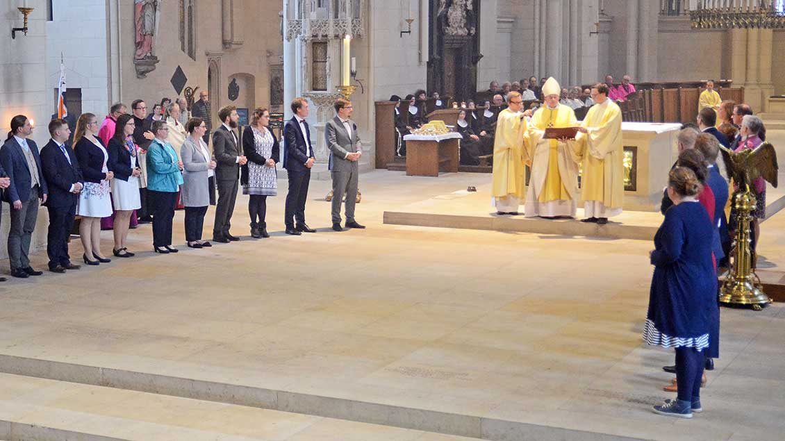 Im St.-Paulus-Dom versammelten sich die Frauen und Männer im Altarraum. Foto: Ann-Christin Ladermann (pbm)