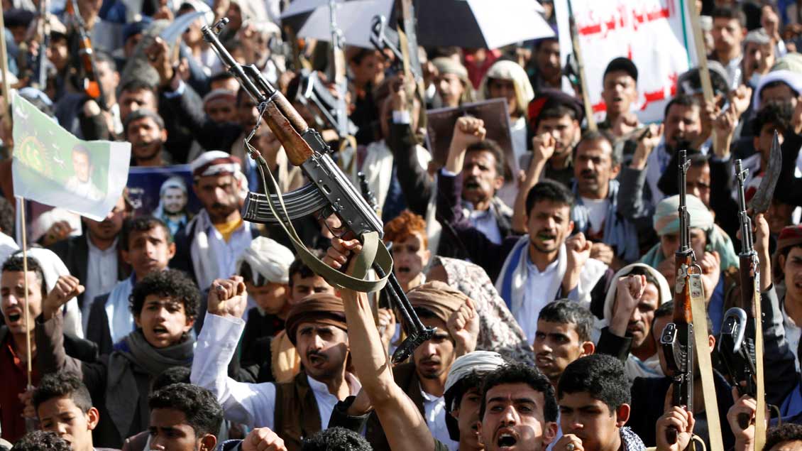 Houthi-Rebellen mit Waffen  Foto: Mohamed al-Sayaghi (Reuters)