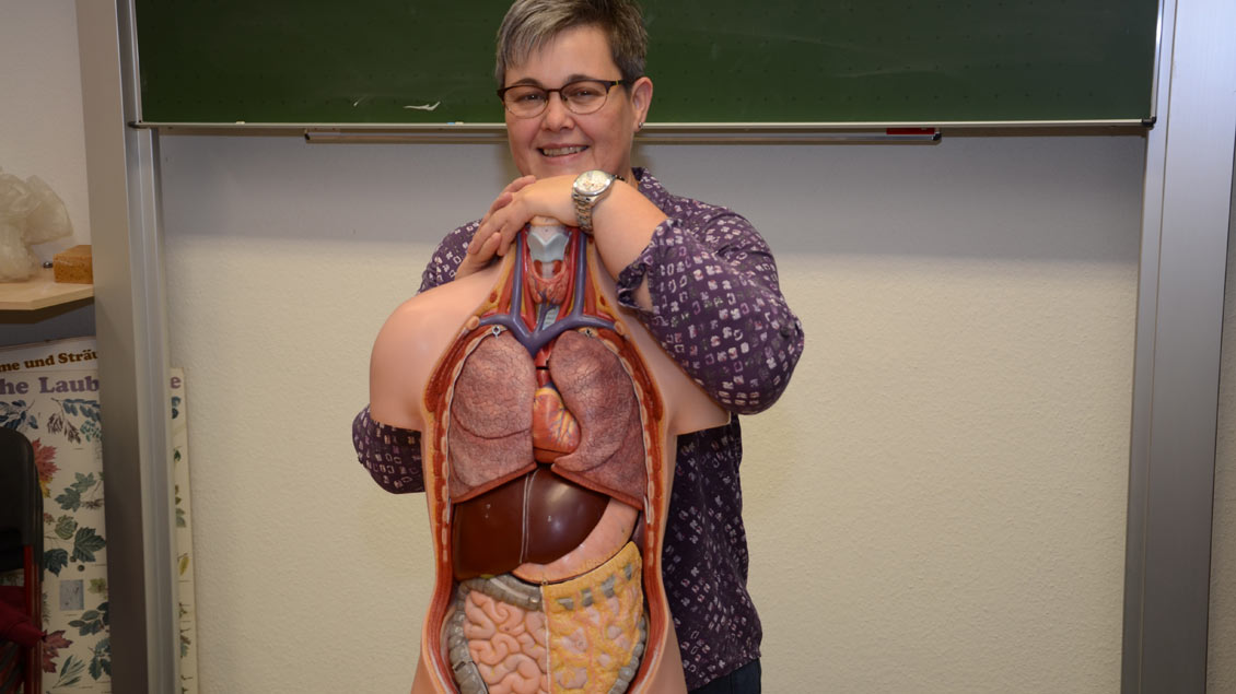 Sandra Rösing steht im Biologiefachraum