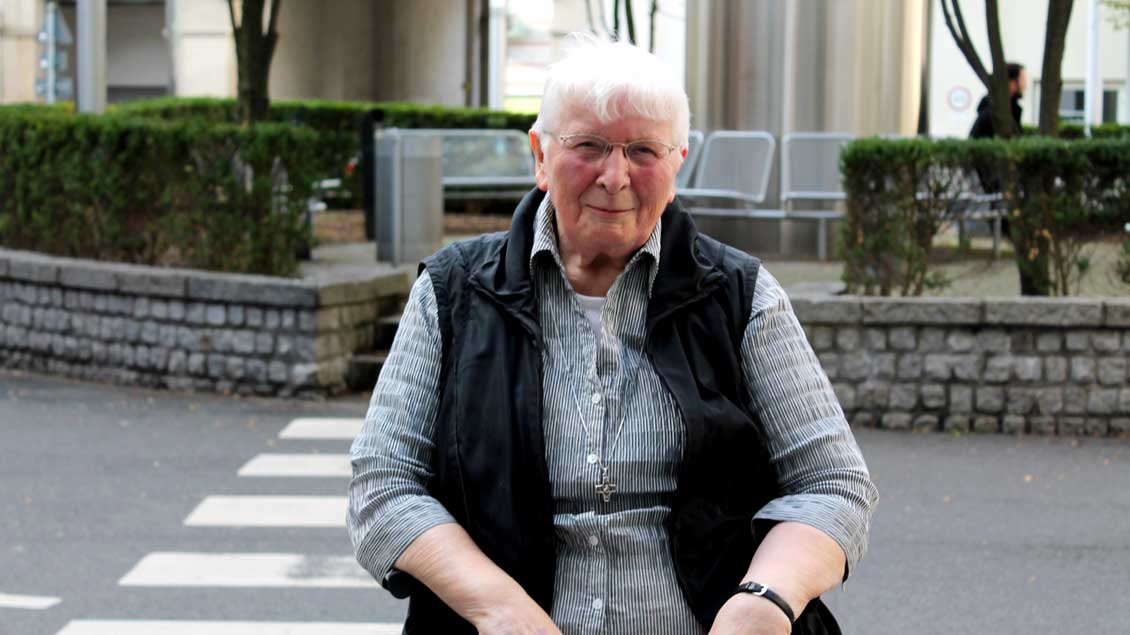 Schwester Irmtrudis Brüggehagen vor dem Eingang der Raphaelsklinik in Münster. Foto: Karin Weglage