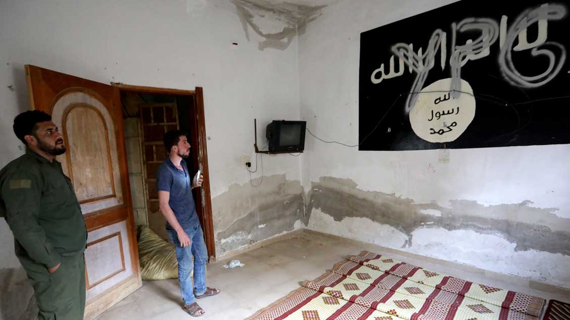 IS-Flagge Foto: Khalil Ashawi (Reuters)