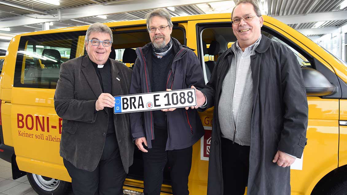 Der "Boni-Bus" für die katholische Kirchengemeinde Hl. Geist in Lemwerder: Georg Austen vom Bonifatiuswerk (von links), Hans-Joachim Meyer, Ulrich Schweitzer. 