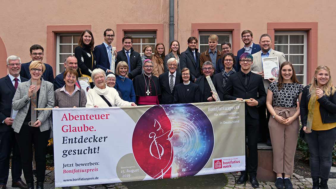 Gruppenbild der Täger des Bonifatiuspreises 2019. Foto: Patrick Kleibold (Bonifatiuswerk)