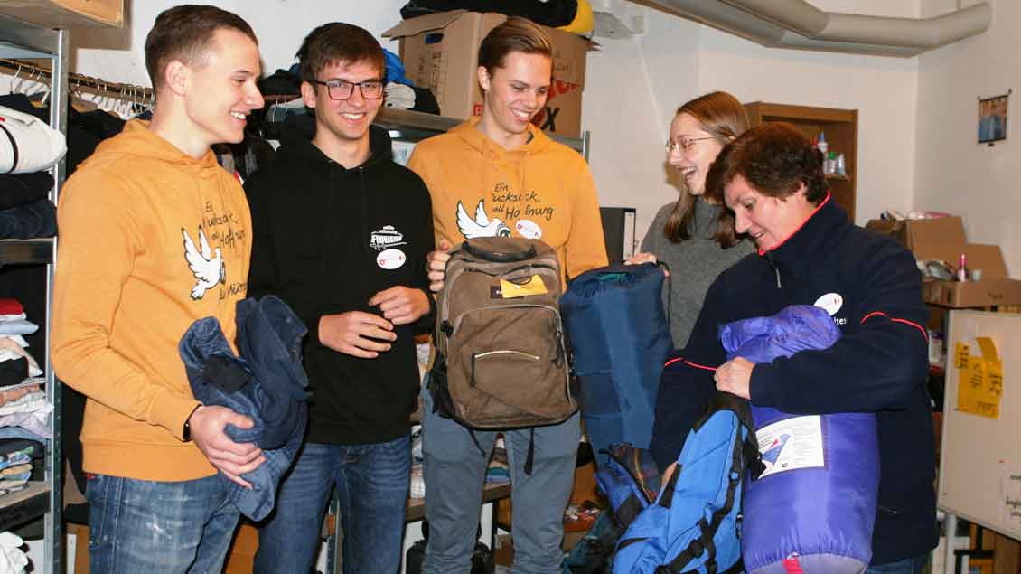 Organisatoren des Wärmesbus-Angebots in der Kleiderkammer. Foto: Heike Hänscheid