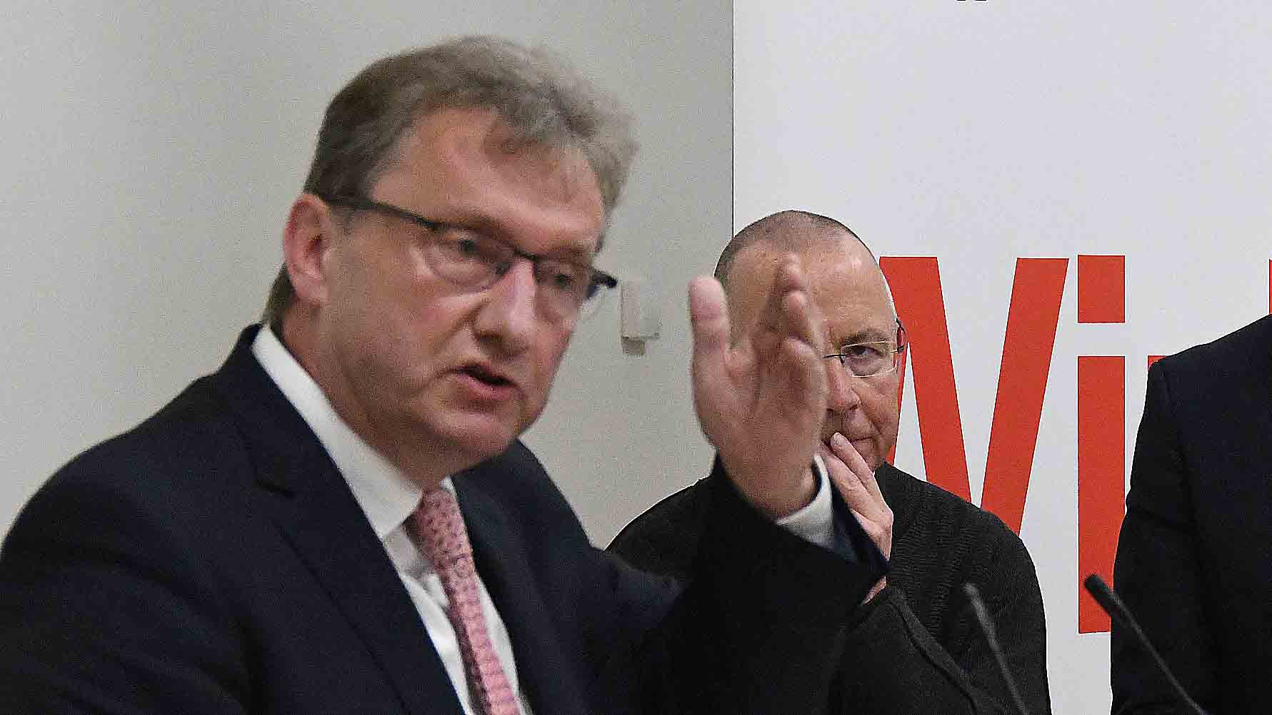 Visbeks Bürgermeister Gerd Meyer (vorne) und Prälat Peter Kossen