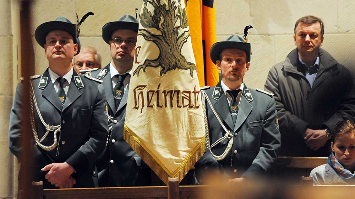 Schützen mit einer Heimat-Fahne Symbol-Foto: Michael Bönte