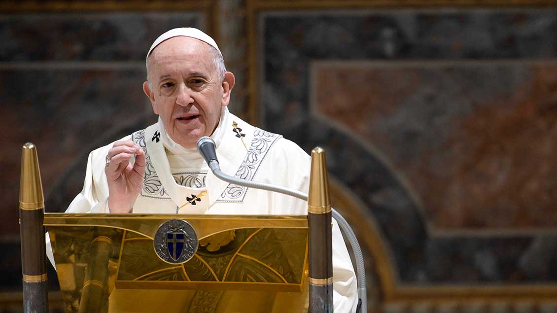 Papst Franziskus am Ambo in der Sixtinischen Kapelle. Archivfoto: Vatican Media (Reuters)