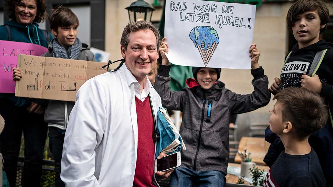 Eckart von Hirschhausen bei einer Demonstration von „Scientists for future“. Foto: Dominik Butzmann