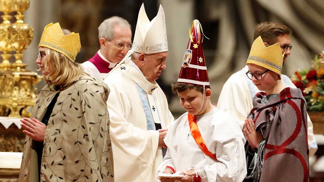 Papst Franziskus und Sternsinger bei der Neujahrsmesse im Petersdom Foto: Remo Casilli (Reuters)