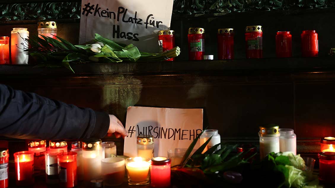 Kerzen in Hanau Foto: Kai Pfaffenbach (Reuters)