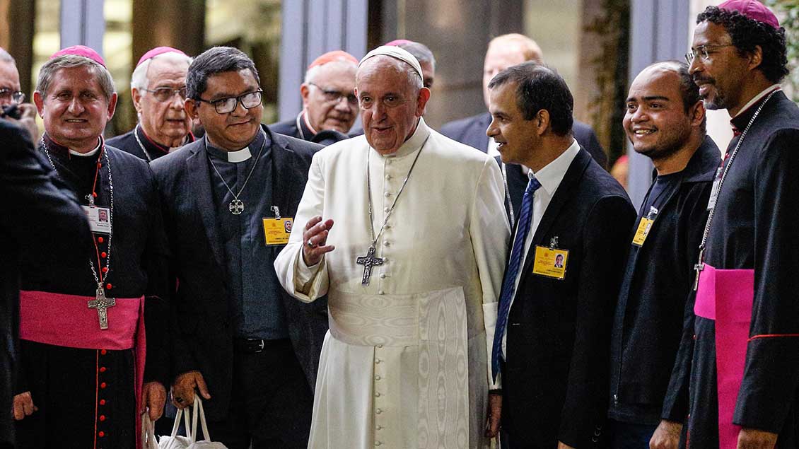 Papst Franziskus mit Bischöfen zum Abschluss der Amazonas-Synode