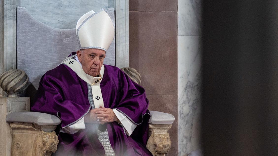 Papst Franziskus in liturischem Gewand.